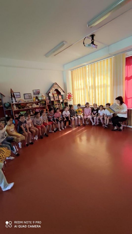 Әжемнің ертегілеріне саяхат "Ромашка" тобы